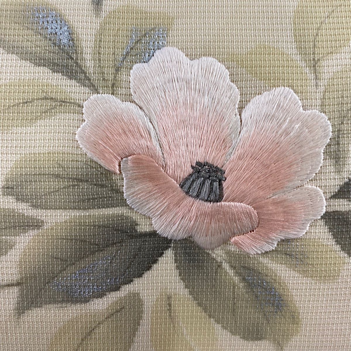 名古屋帯 秀品 落款 夏帯 絽 椿 刺繍 銀糸 ベージュ 正絹