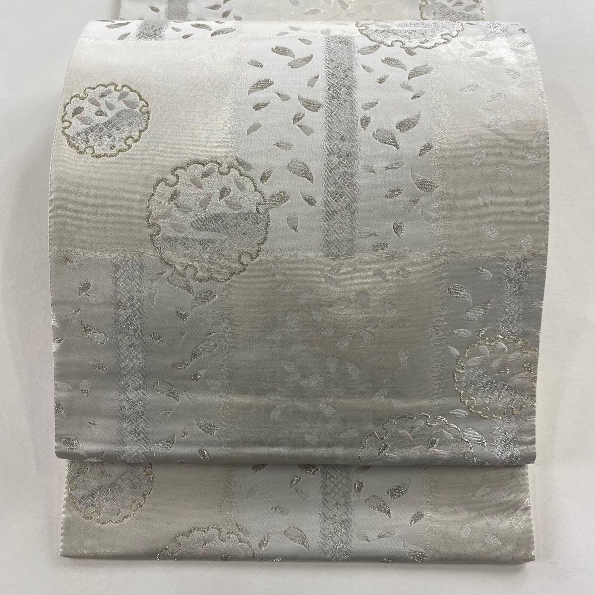 袋帯 秀品 市松雪輪文 花びら 銀糸 箔 灰白 六通 正絹
