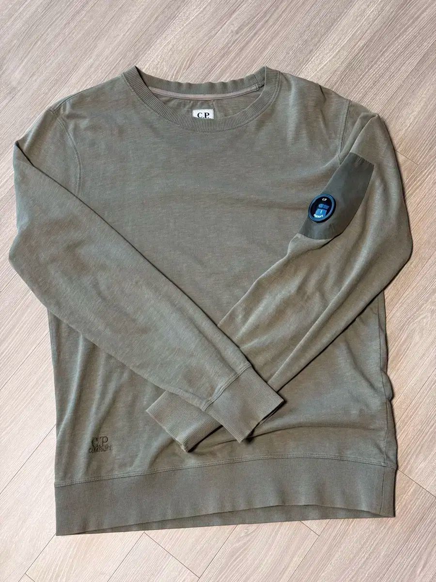 C P カンパニー レンズ ワッペン スウェットTシャツ