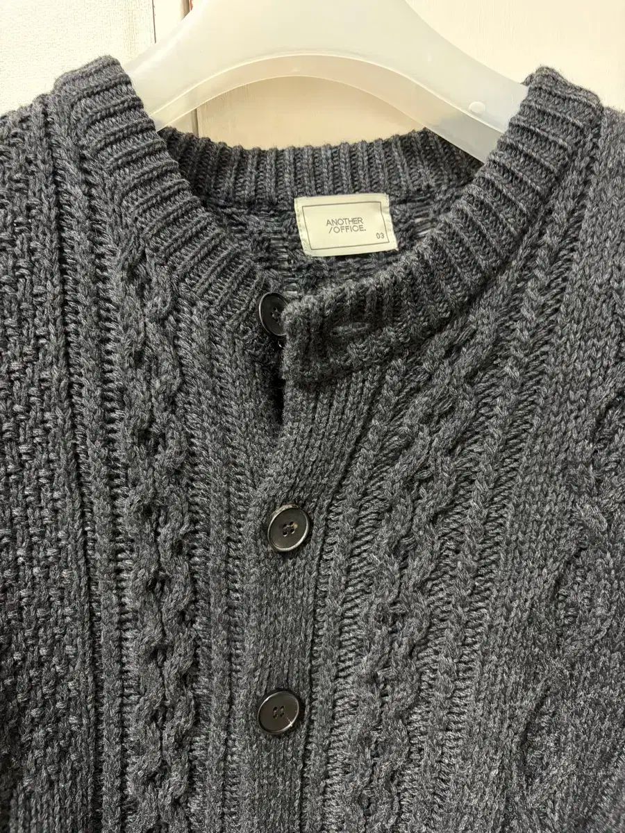3 アナザーオフィス グランドマスター ケーブルカーディガン ブラック
