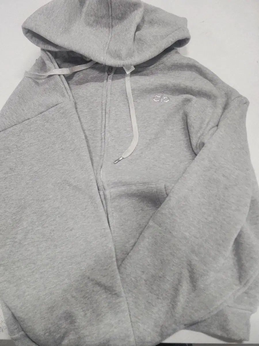 アロ ショップ ジップアップフーディーです 未使用品 ALO YOGA