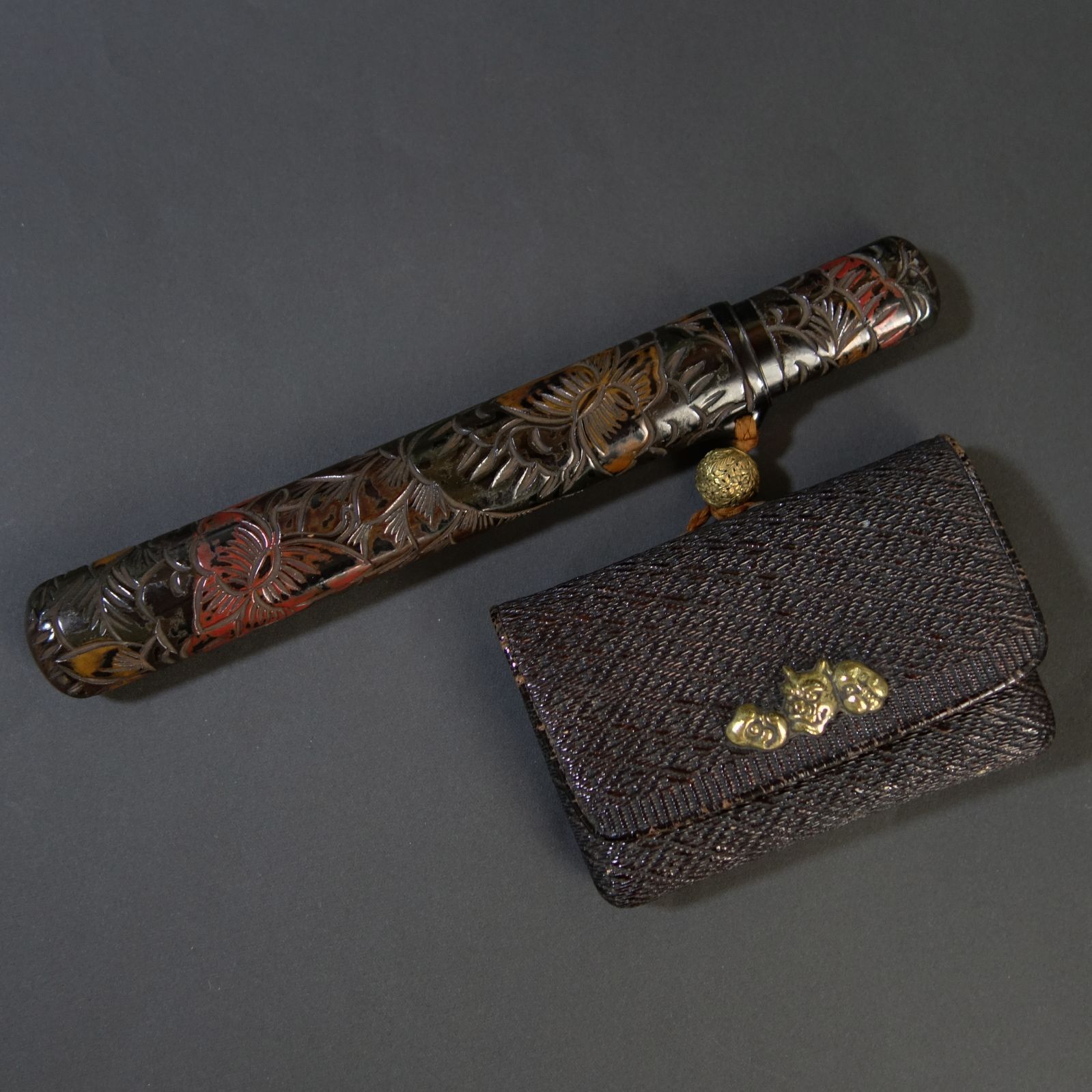 煙管筒 【 彫彩漆 牡丹蝶文様 煙管筒 煙草入 】 漆器 喫煙具 煙管 骨董