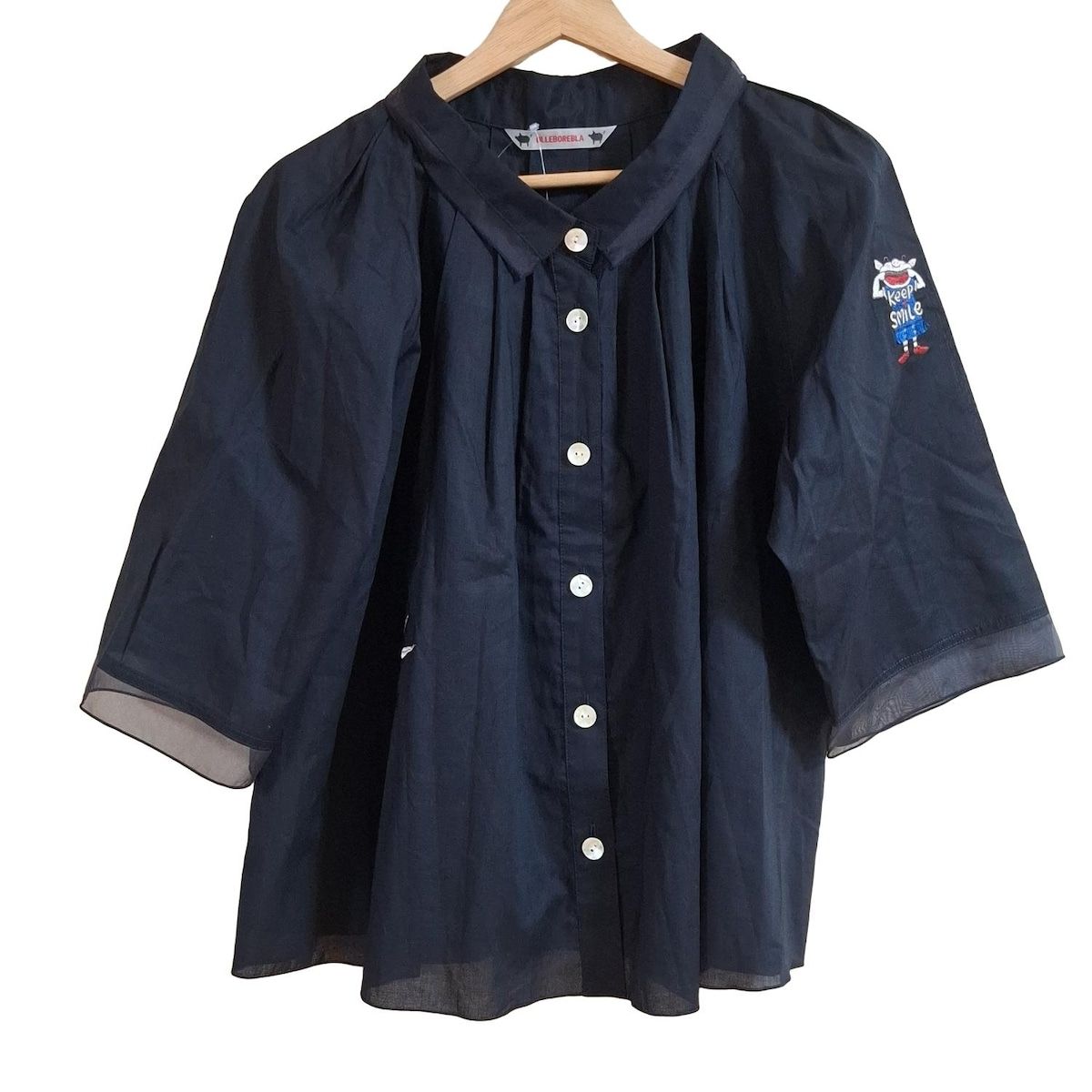 ALBEROBELLO OLLEBOREBLA アルベロベロ オレボレブラ 半袖シャツブラウス レディース - ダークネイビー 刺繍