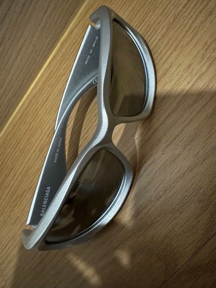 バレンシアガ オーバル サングラス