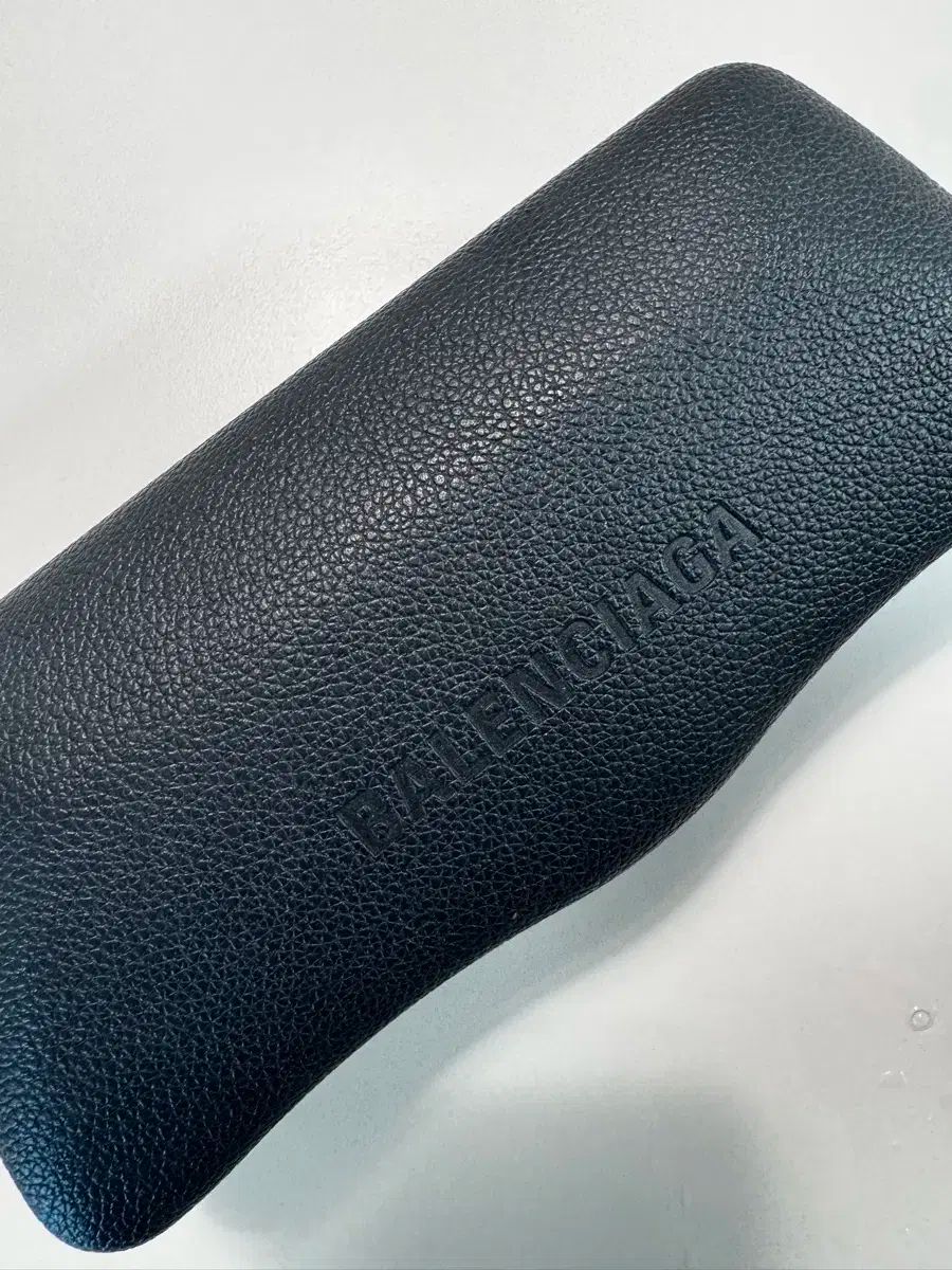 バレンシアガ オーバル