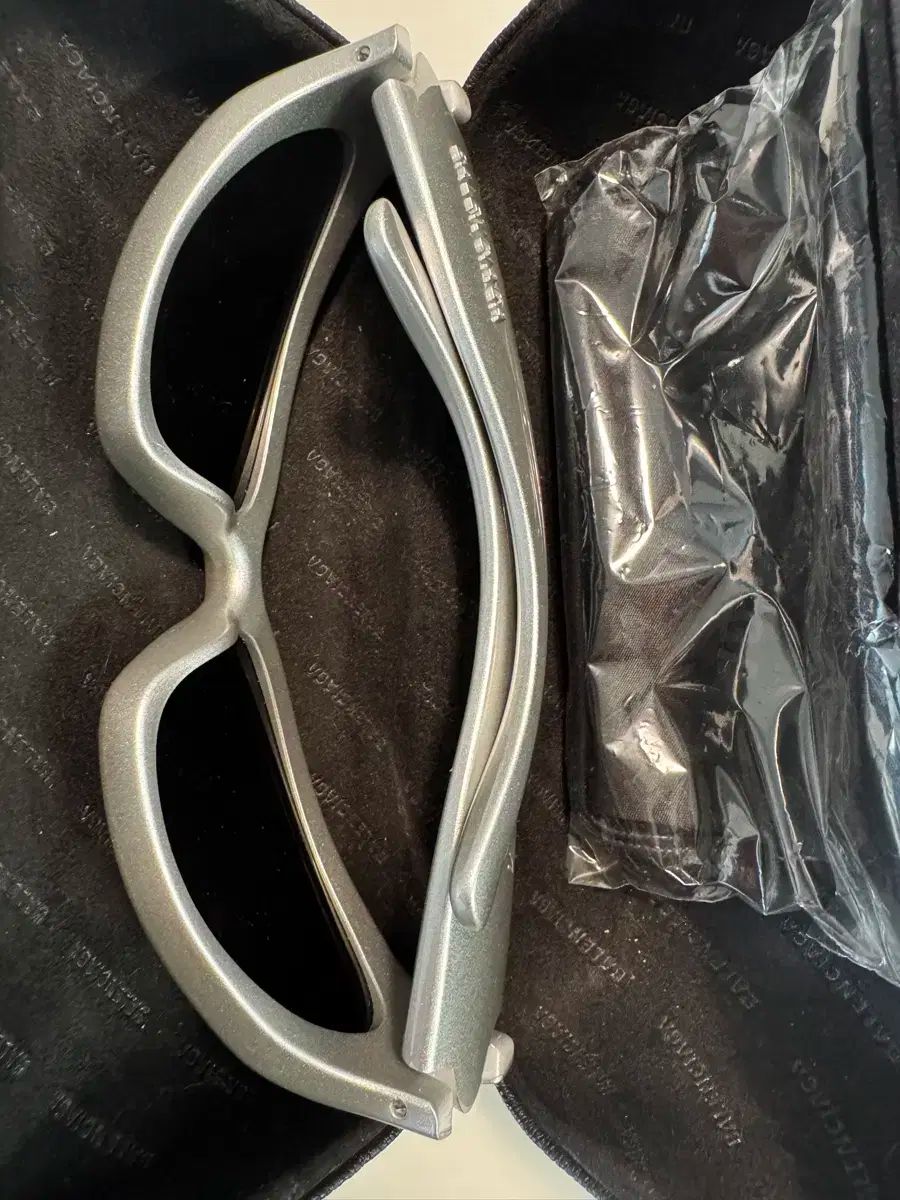 バレンシアガ オーバル サングラス