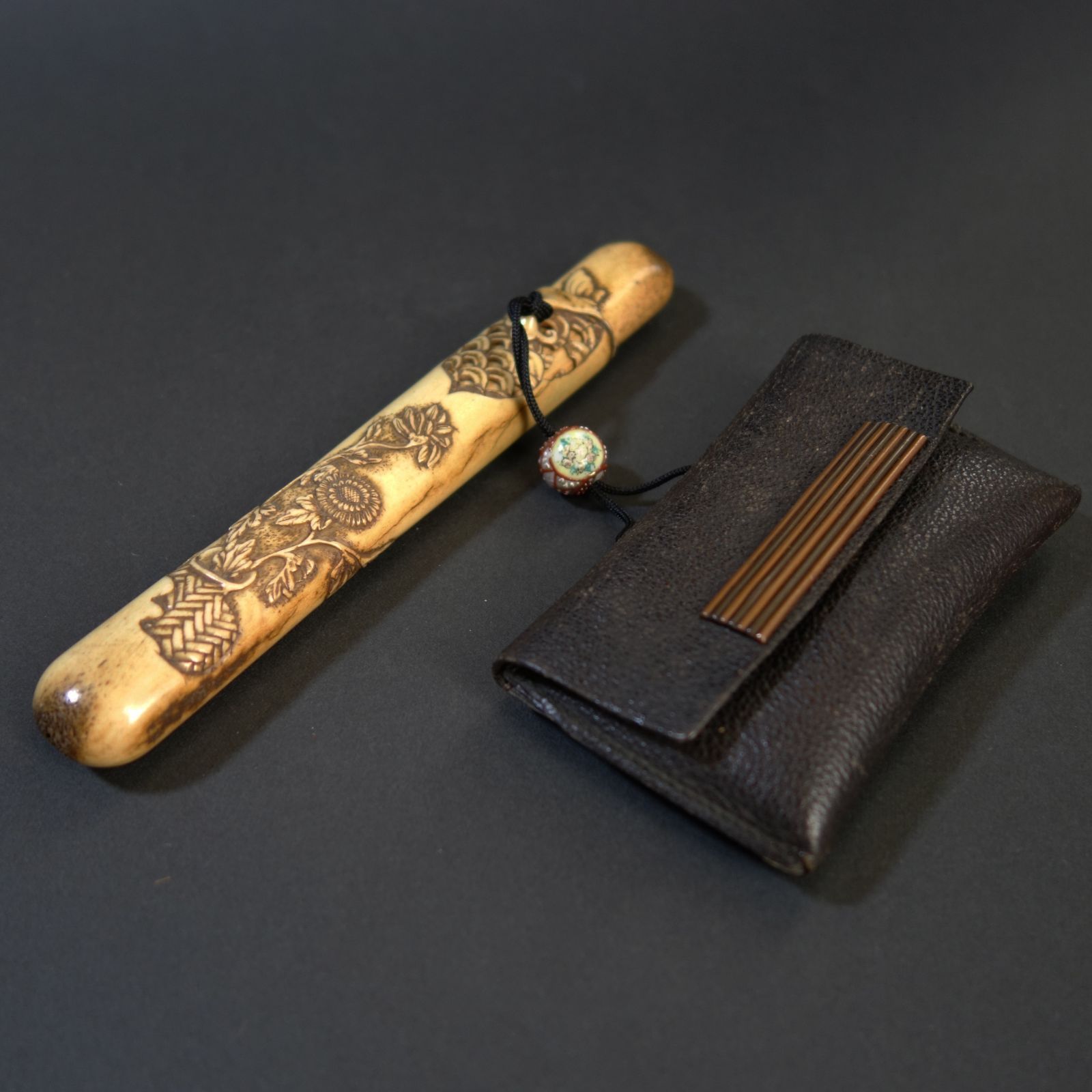 2123 骨董　煙管筒　堤物　彫刻物　時代物 2123 骨董 煙管筒 堤物 彫刻物 時代物 【公式通販】