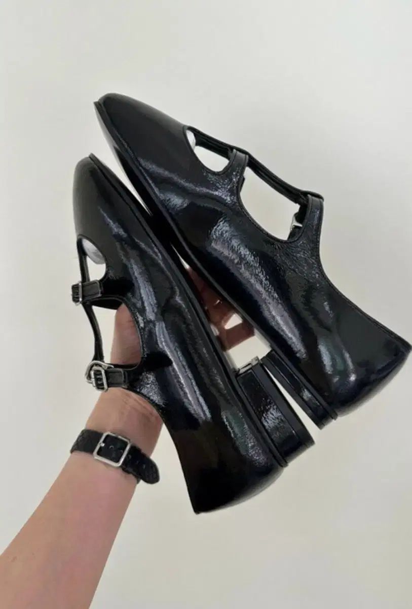 灰色のバックル エナメルシューズ 235