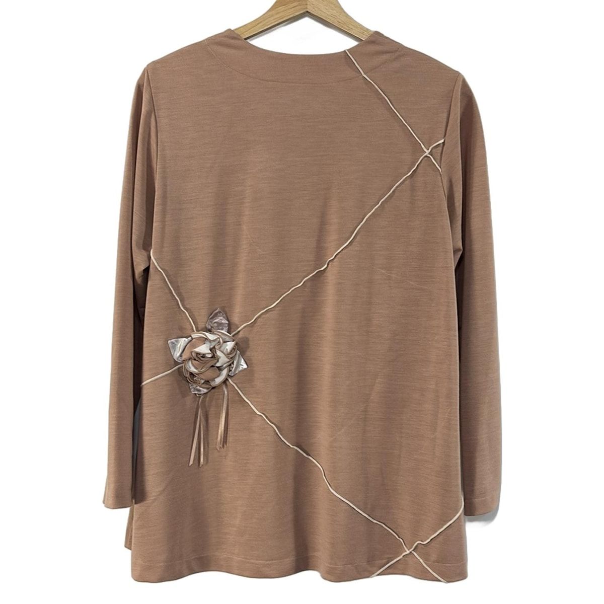 potechino ポテチーノ チュニック レディース - ピンクベージュ×アイボリー×マルチ クルーネック 長袖 フラワー 花 リボン