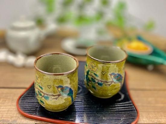 メーカー直送 九谷焼 夫婦湯呑 黄塗り金糸梅に鳥 裏絵
