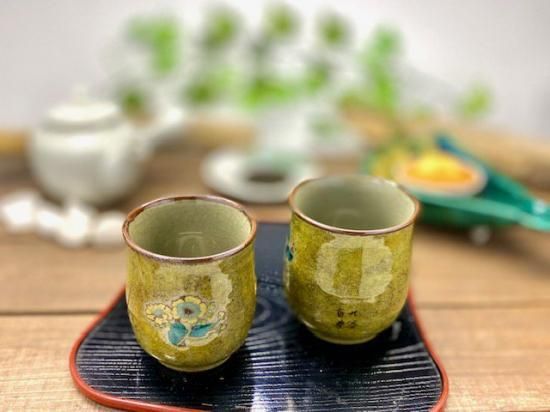 メーカー直送 九谷焼 夫婦湯呑 黄塗り金糸梅に鳥 裏絵