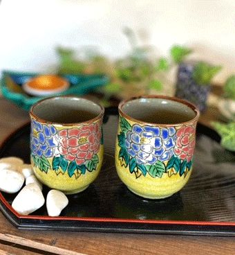 メーカー直送 九谷焼 夫婦湯呑 吉田屋 濃い塗り 牡丹 裏絵