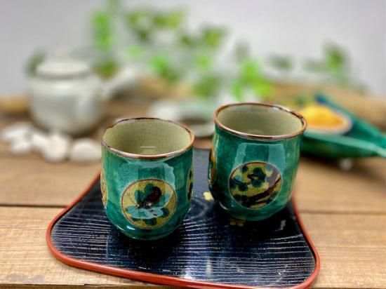 メーカー直送 九谷焼 夫婦湯呑 丸紋松竹梅緑塗り 裏絵