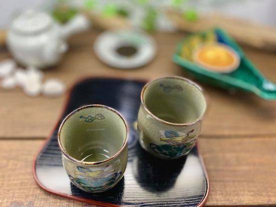 メーカー直送 九谷焼 夫婦湯呑 宝尽くし 中裏絵