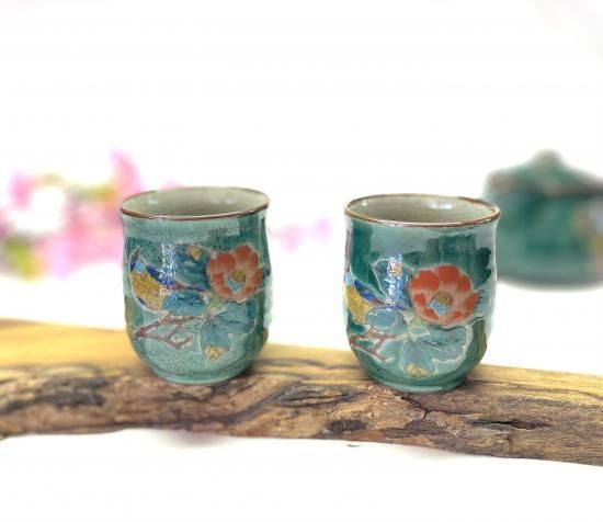 メーカー直送 九谷焼 夫婦湯呑 椿に鳥緑塗り 裏絵