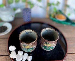 メーカー直送 九谷焼 夫婦湯呑 宝尽くし紫塗り 中裏絵