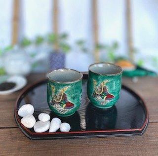 メーカー直送 九谷焼 夫婦湯呑 宝尽くし緑塗り 中裏絵