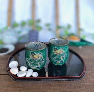 メーカー直送 九谷焼 夫婦湯呑 宝尽くし緑塗り 中裏絵