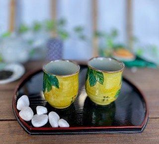 メーカー直送 九谷焼 夫婦湯呑 濃い塗り花鳥 裏絵