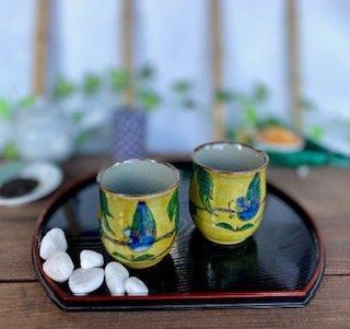 メーカー直送 九谷焼 夫婦湯呑 濃い塗り花鳥 裏絵