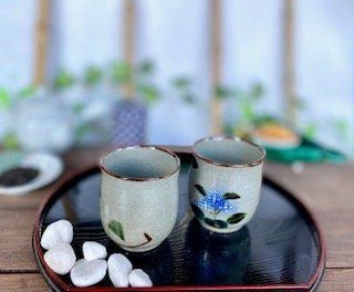 メーカー直送 九谷焼 ペア湯呑 コンビ山茶花&がく紫陽花ブルー ピンク 裏絵