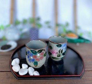 メーカー直送 九谷焼 ペア湯呑 コンビ山茶花&がく紫陽花ブルー ピンク 裏絵