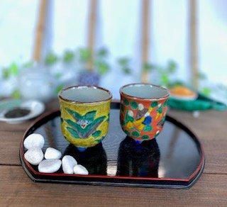 メーカー直送 九谷焼 ペア湯呑 吉田屋万年青＆木米写し 三つ足 裏絵