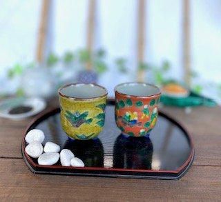 メーカー直送 九谷焼 ペア湯呑 吉田屋万年青&木米写し 三つ足 裏絵