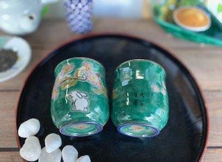 夫婦湯呑 白兎ソメイヨシノ緑塗り