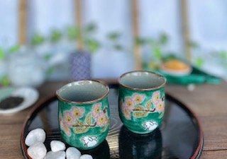 メーカー直送 九谷焼 夫婦湯呑 白兎ソメイヨシノ緑塗り 裏絵
