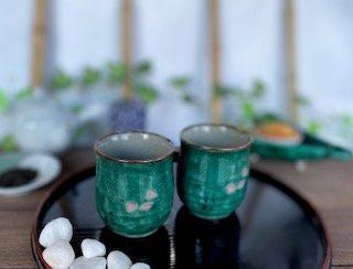 メーカー直送 九谷焼 夫婦湯呑 白兎ソメイヨシノ緑塗り 裏絵