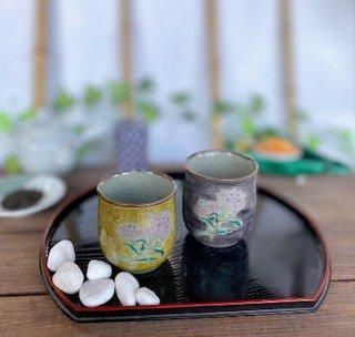 メーカー直送 九谷焼 夫婦湯呑 黄 紫塗りなでしこ 裏絵