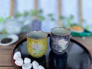 メーカー直送 九谷焼 夫婦湯呑 黄 紫塗りなでしこ 裏絵