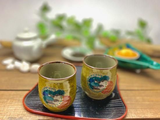 メーカー直送 九谷焼 夫婦湯呑 金丸松竹梅黄色塗り 裏絵