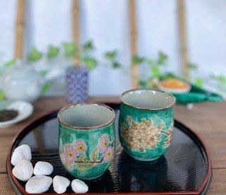 メーカー直送 九谷焼 夫婦湯呑 ソメイヨシノ緑塗り＆しだれ桜緑塗り 裏絵
