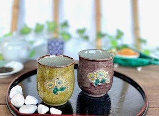 メーカー直送 九谷焼 夫婦湯呑 金糸梅に鳥 黄色&紫塗り ハート 裏絵