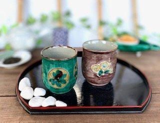 メーカー直送 九谷焼 夫婦湯呑 丸紋松竹梅緑塗り&紫塗り 金糸梅に鳥 ハート 裏絵