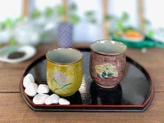 メーカー直送 九谷焼 夫婦湯呑 黄塗りなでしこ&紫塗り 金糸梅に鳥 ハート 裏絵