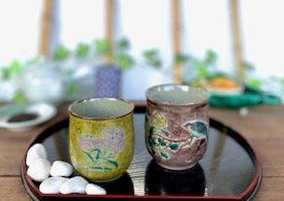 メーカー直送 九谷焼 夫婦湯呑 黄塗りなでしこ&紫塗り 金糸梅に鳥 ハート 裏絵