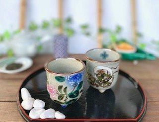 メーカー直送 九谷焼 夫婦湯呑 三つ足 がく紫陽花&風神雷神 中裏絵
