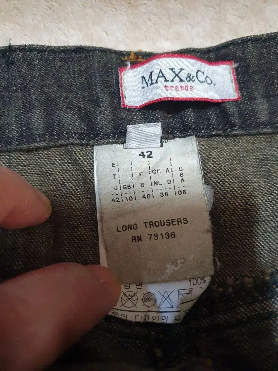 ストーン装飾 デニムパンツ