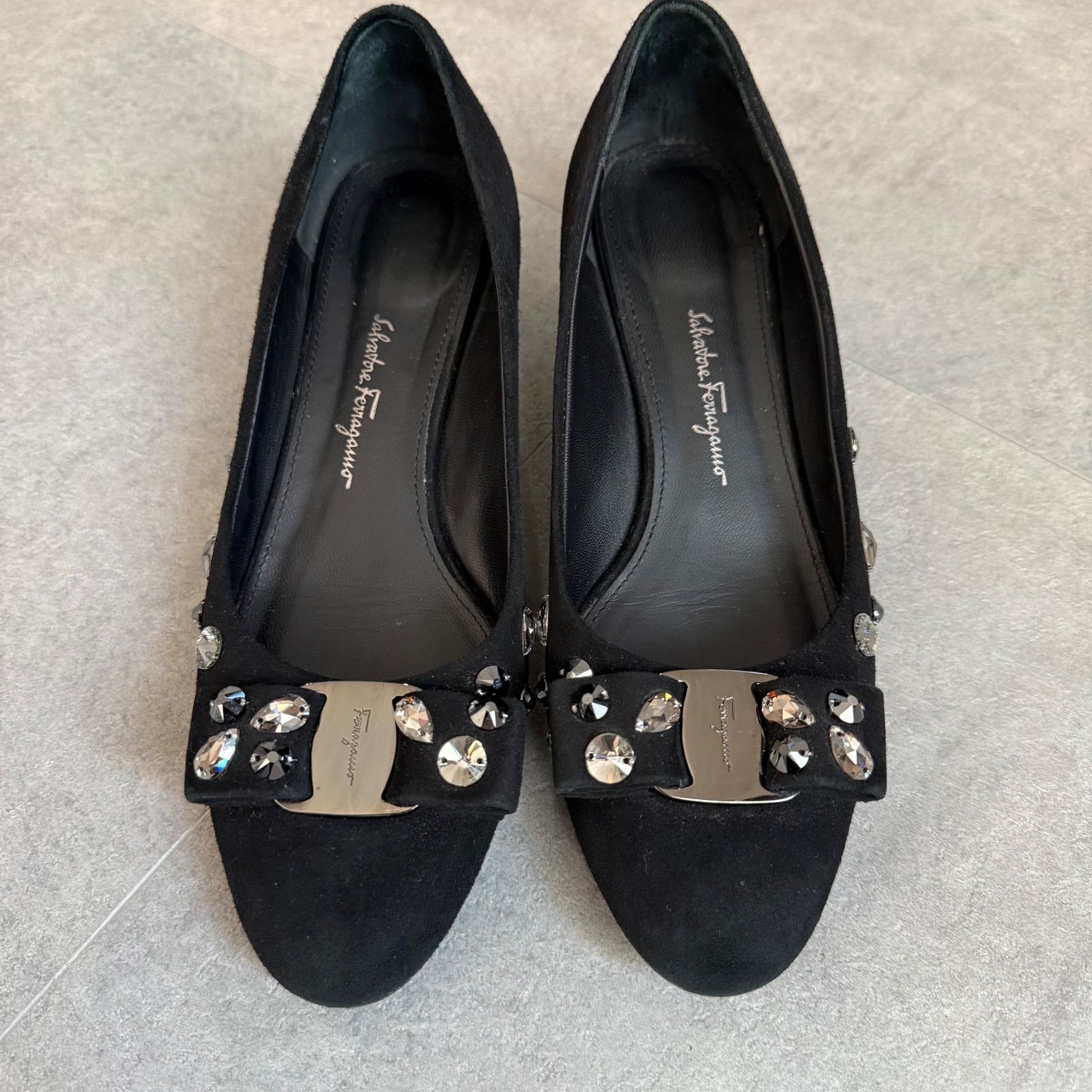 極美品 フェラガモ ヴァラリボン パンプス ラインストーン ブラック スエード 極美品 フェラガモ ヴァラリボン パンプス ラインストーン ブラック