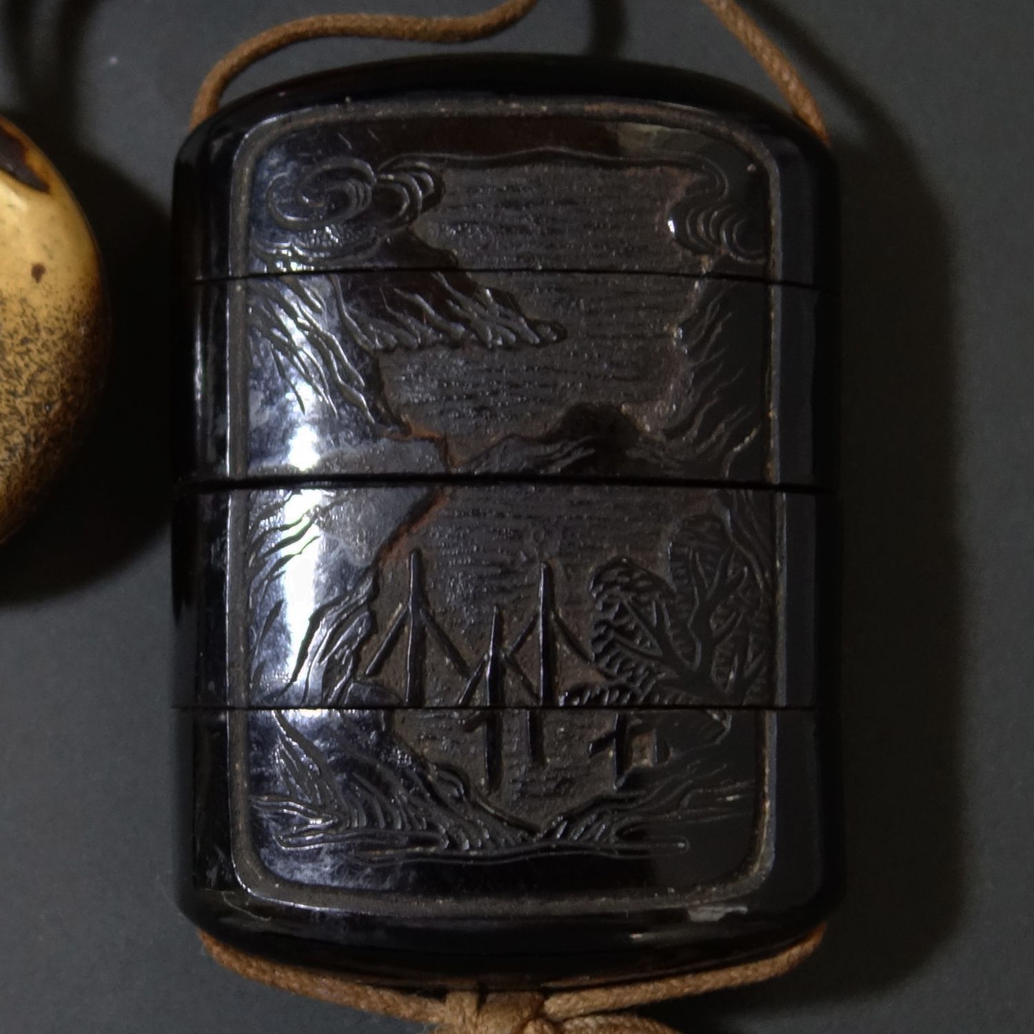 印籠 根付 【 堆黒 彫漆 中国山水図 印籠 ／ 古骨 彫刻 透彫 寿老人