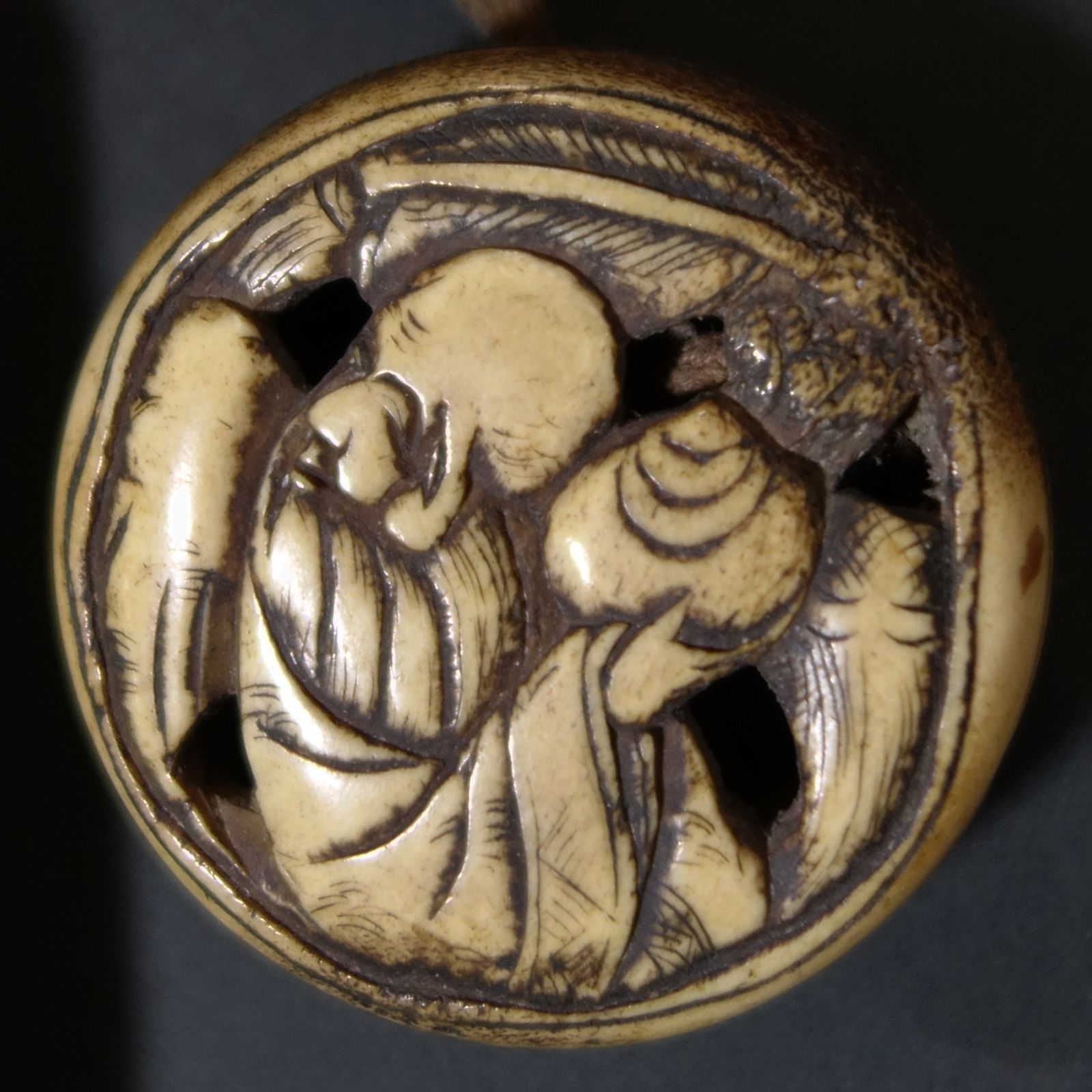 印籠 根付 【 堆黒 彫漆 中国山水図 印籠 ／ 古骨 彫刻 透彫 寿老人