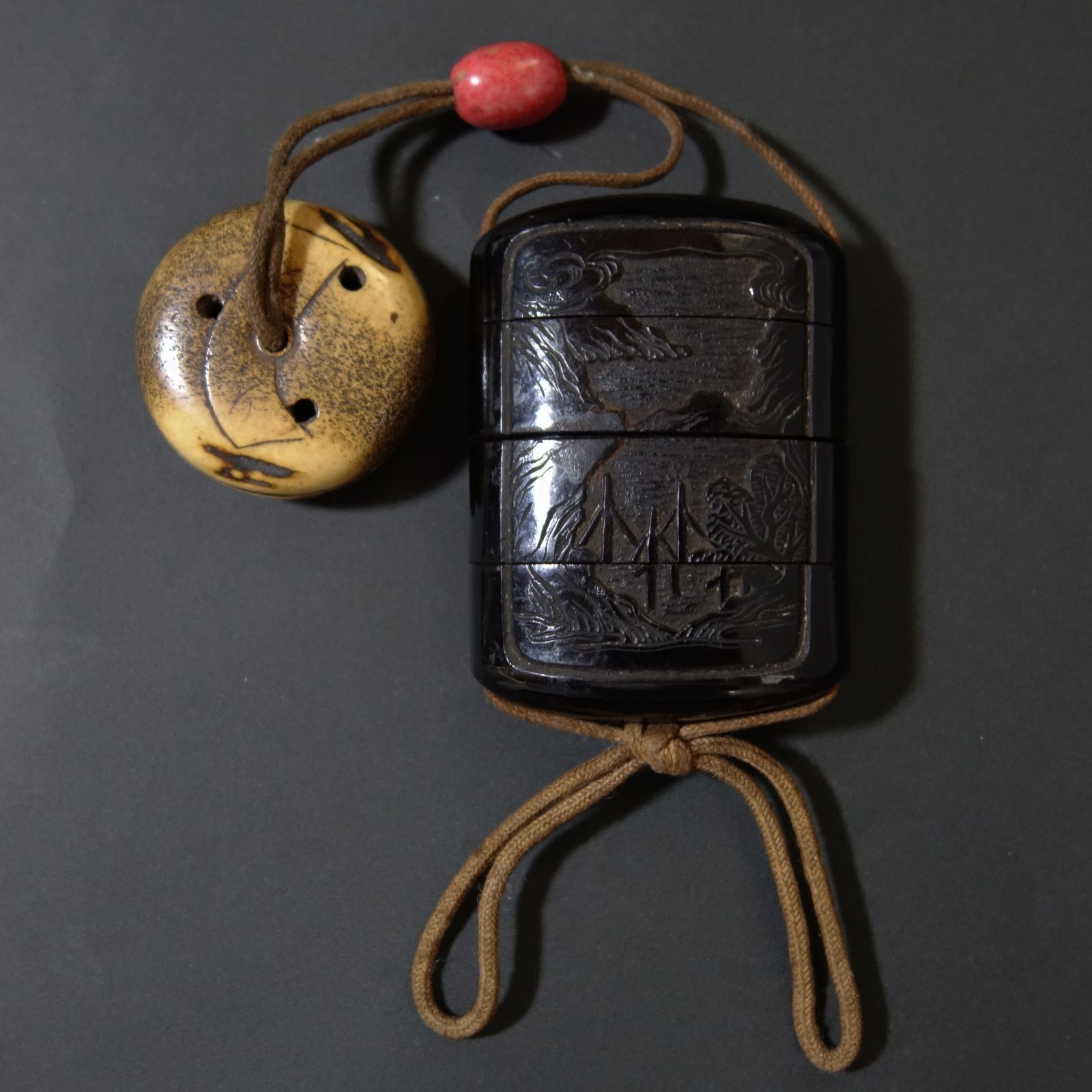 印籠 根付 【 堆黒 彫漆 中国山水図 印籠 ／ 古骨 彫刻 透彫 寿老人