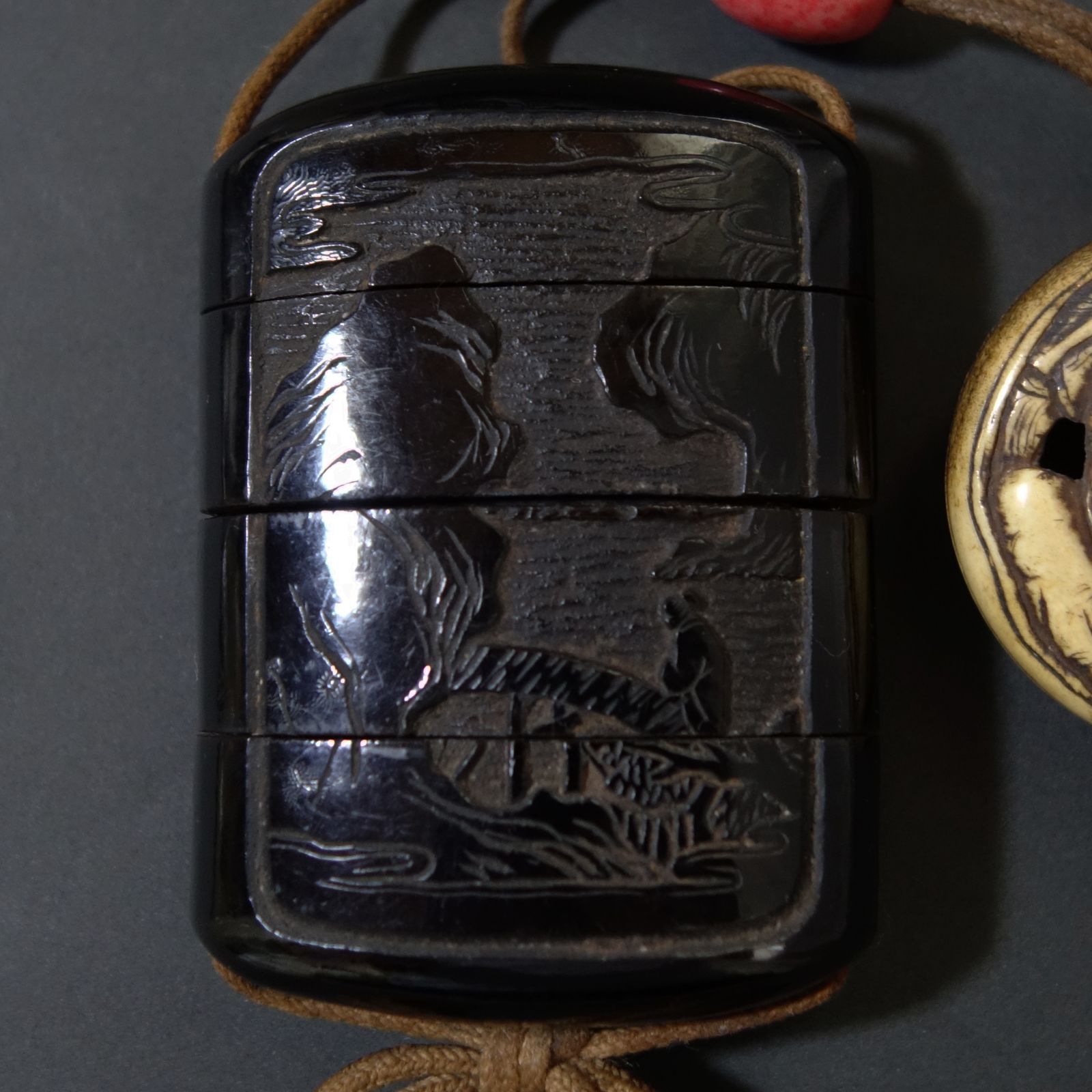 印籠 根付 【 堆黒 彫漆 中国山水図 印籠 ／ 古骨 彫刻 透彫 寿老人