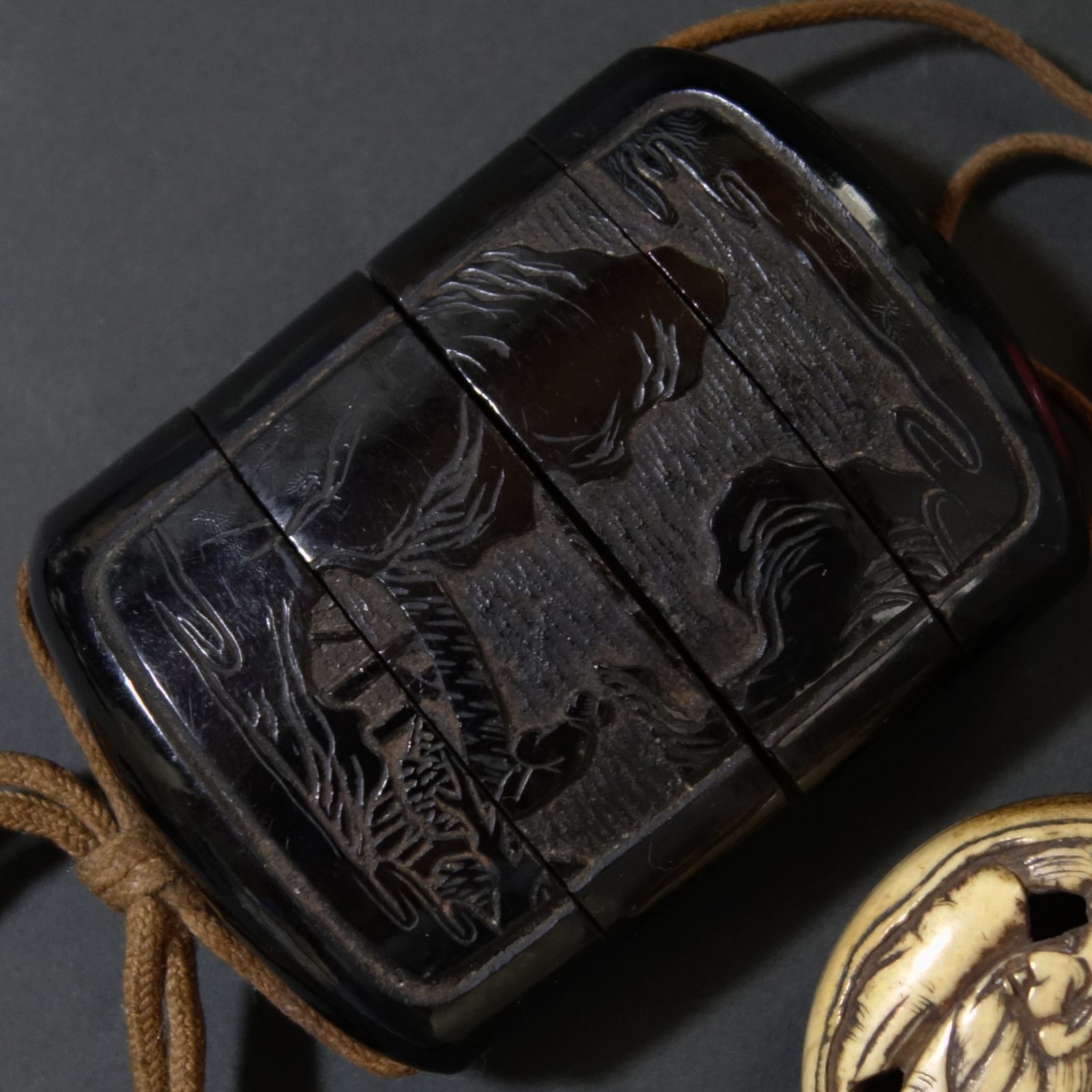 印籠 根付 【 堆黒 彫漆 中国山水図 印籠 ／ 古骨 彫刻 透彫 寿老人