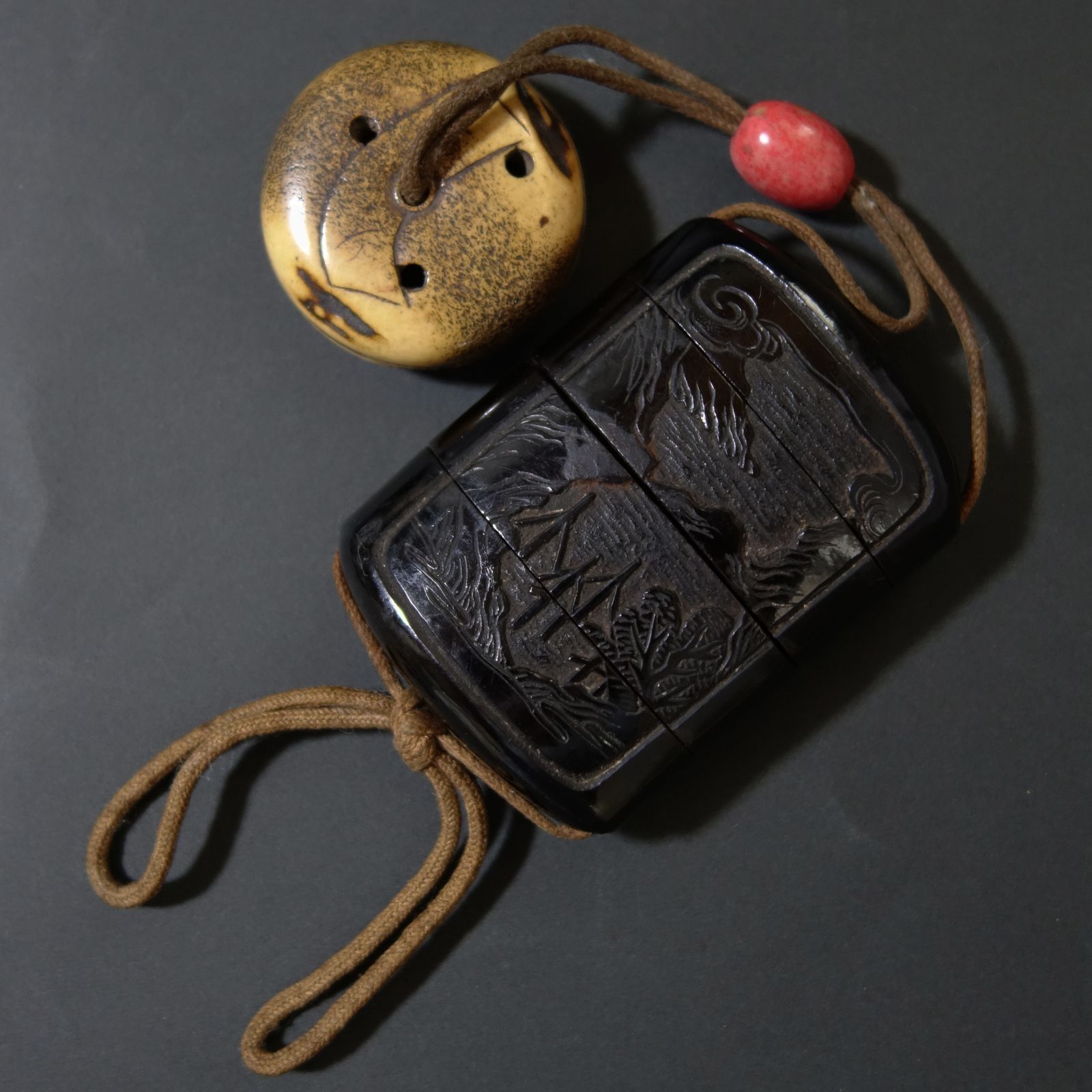 印籠 根付 【 堆黒 彫漆 中国山水図 印籠 ／ 古骨 彫刻 透彫 寿老人