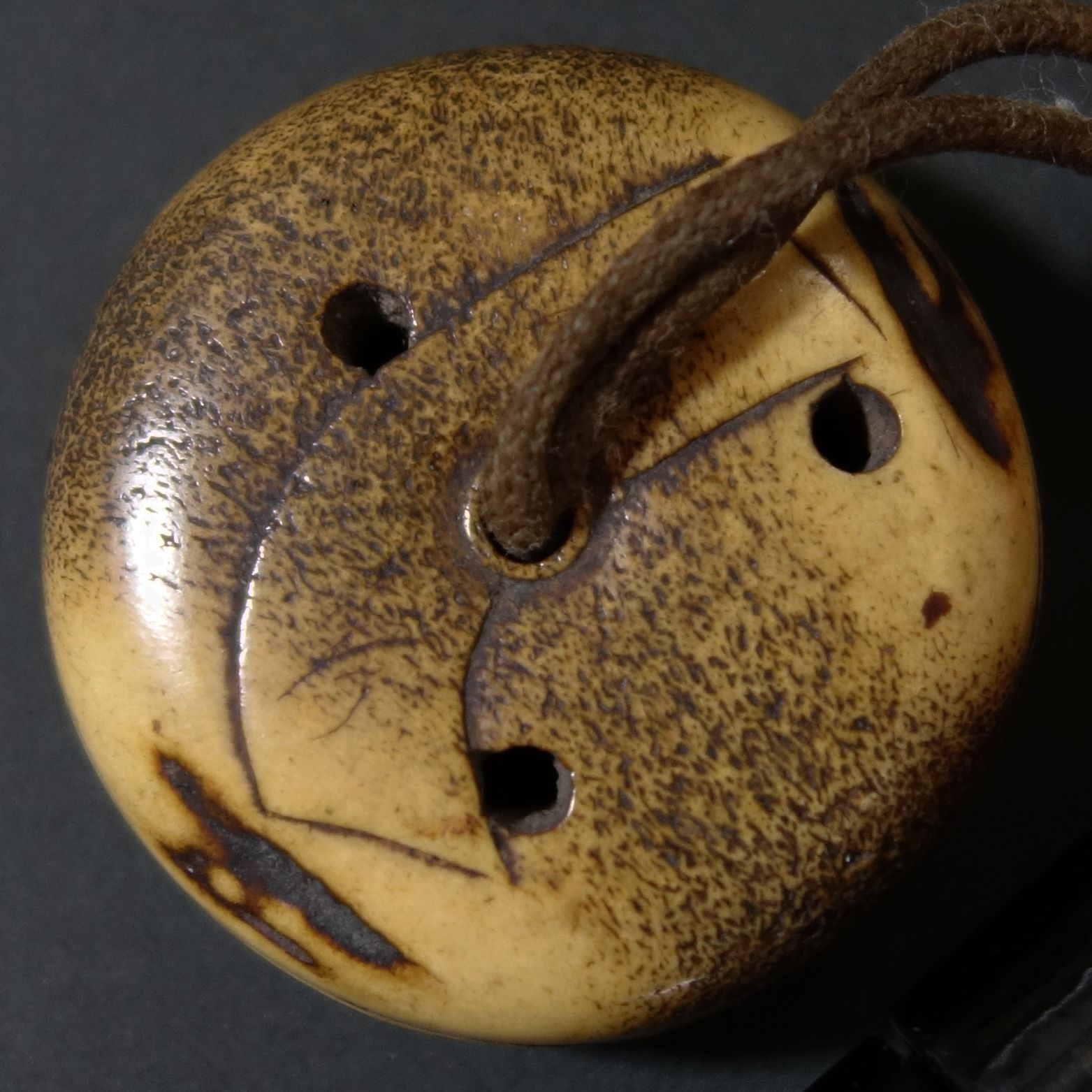 印籠 根付 【 堆黒 彫漆 中国山水図 印籠 ／ 古骨 彫刻 透彫 寿老人