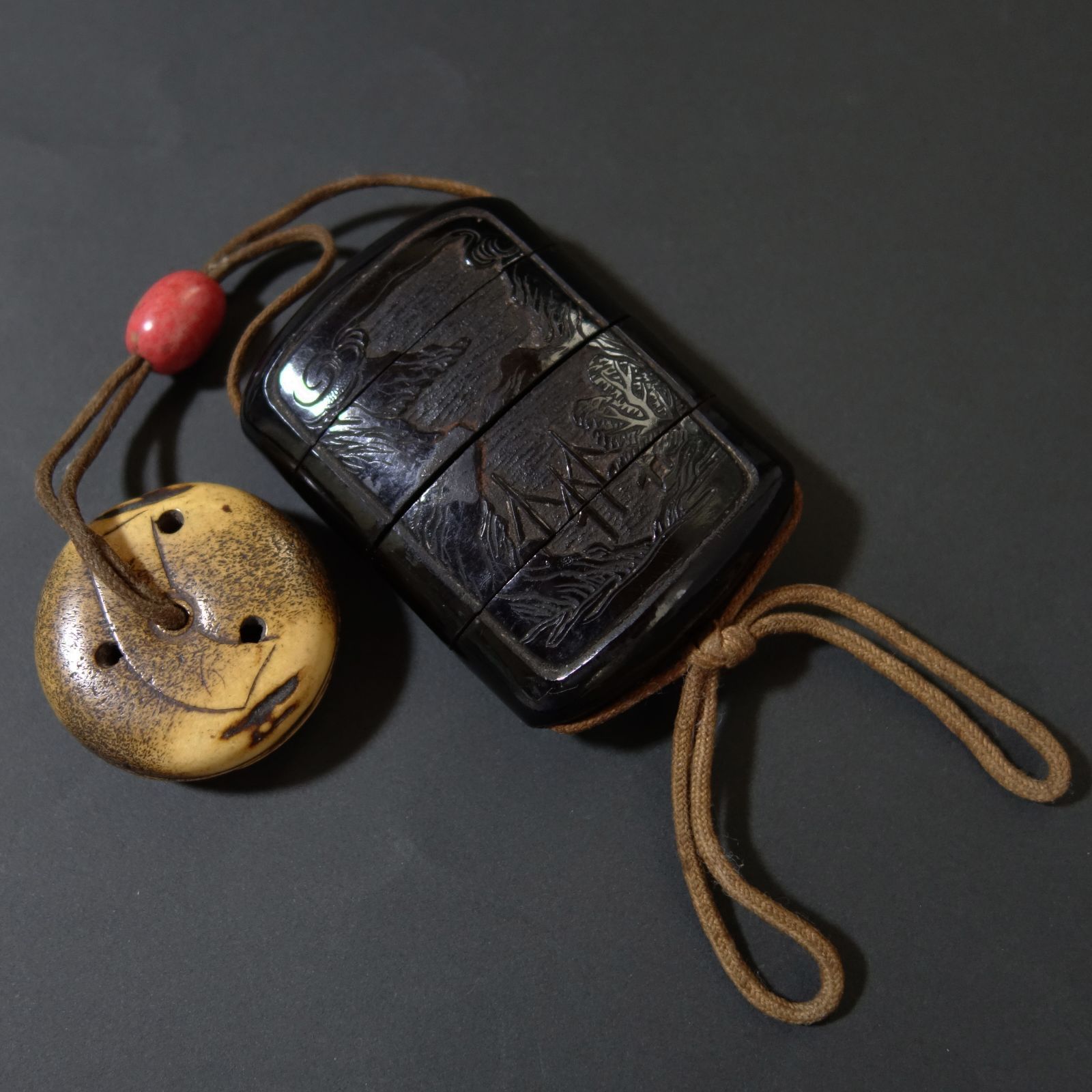 印籠 根付 【 堆黒 彫漆 中国山水図 印籠 ／ 古骨 彫刻 透彫 寿老人